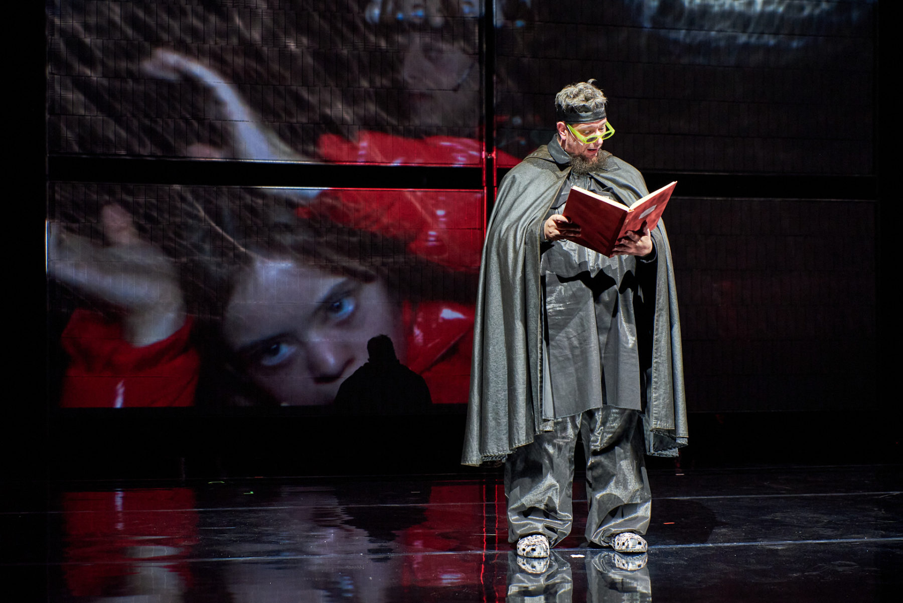 Remo Beuggert vom Theater Hora liest das Märchen ,,Schneewittchen“ der Gebrüder Grimm vor. 