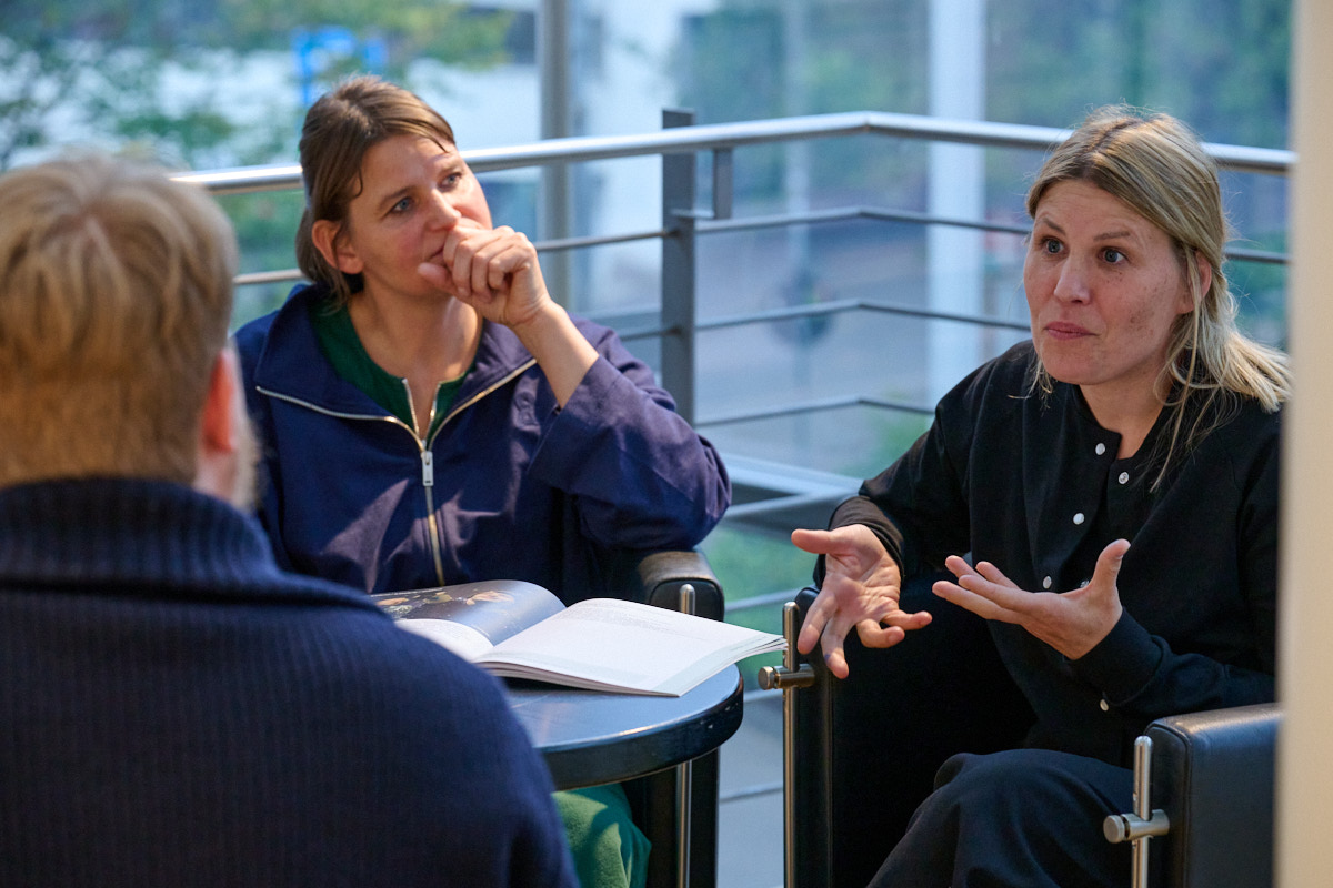 Elisabeth und Christina Schelhas im Gespräch mit Aaron Meth
